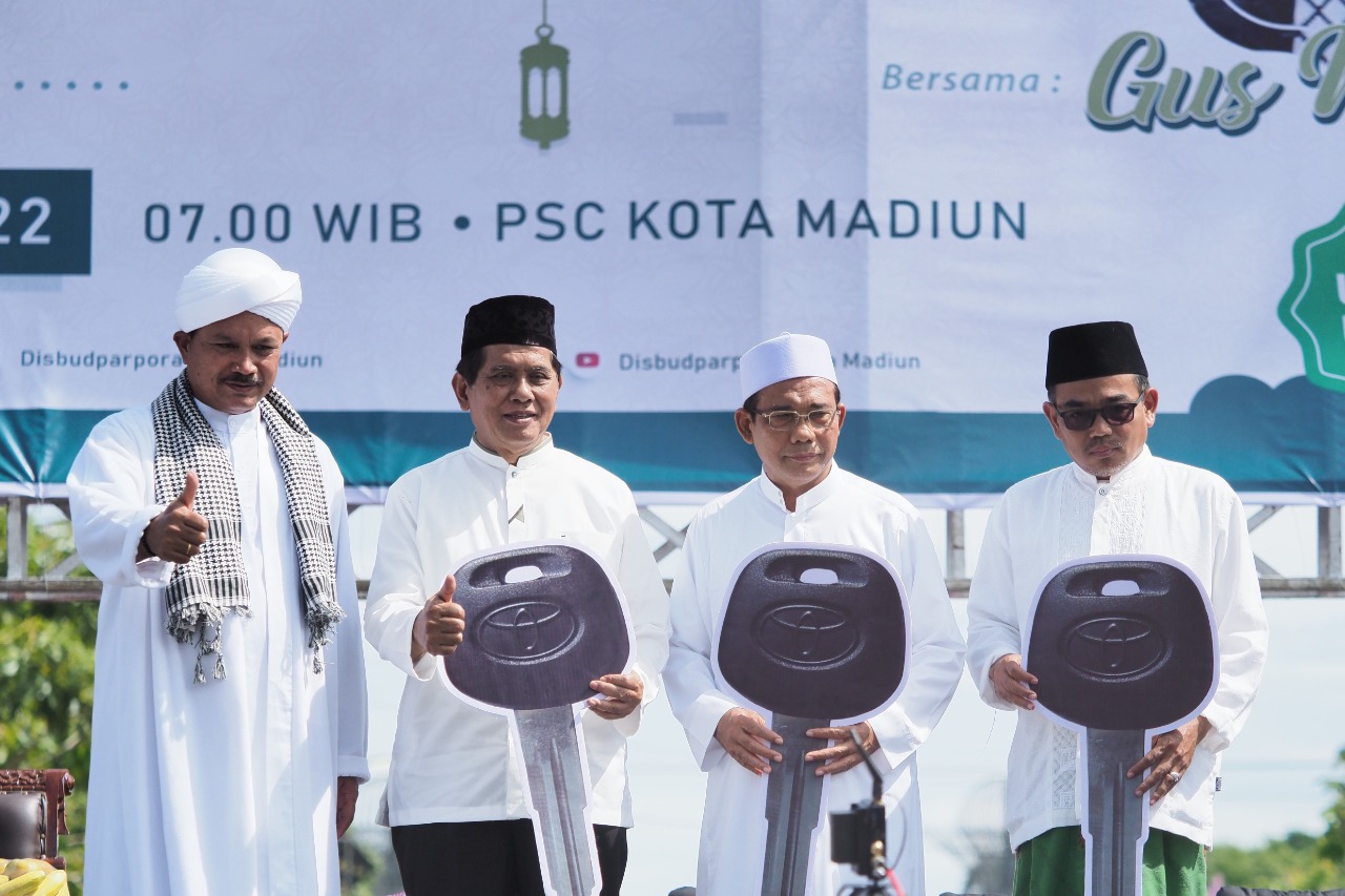 Foto 17 dari 17: Pengajian Akbar Peringatan Hari Santri Berlangsung Meriah, Wali Kota Sampaikan Apresiasi Kepada Jamaah