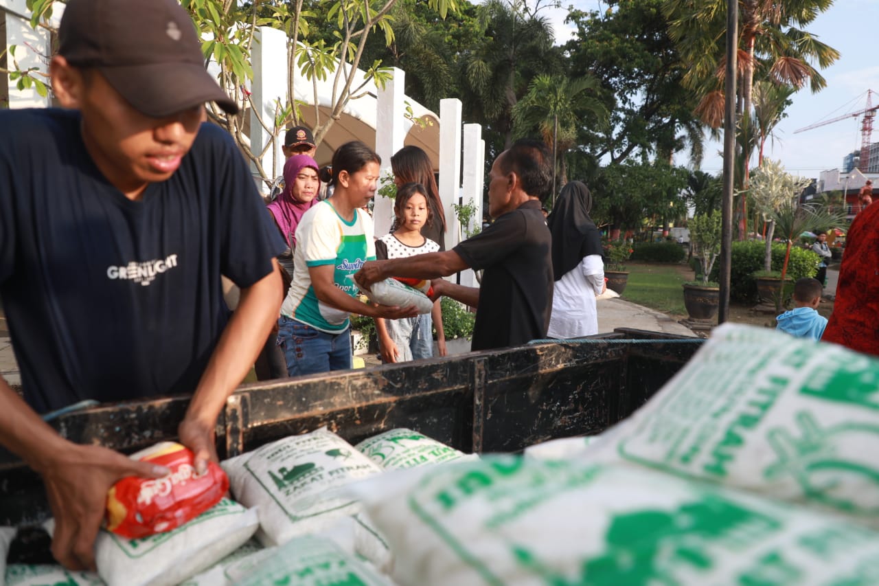 Foto 5 dari 13: Bagikan Ratusan Beras dan Gula ke PKL, Wali Kota: Sembako Selalu Ada