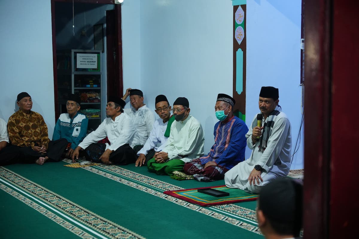 Foto 2 dari 8: Salat Isya di Masjid Al Husna, Wali Kota Salurkan Santunan hingga Bantuan Masjid Rp 18 Juta