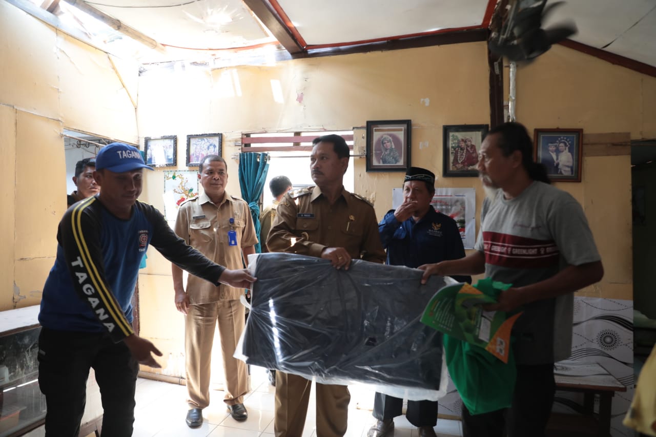 Foto 8 dari 10: Gandeng Baznas, Wali Kota Salurkan Bantuan Bagi Pemilik Rumah Ambruk di Nambangan Lor