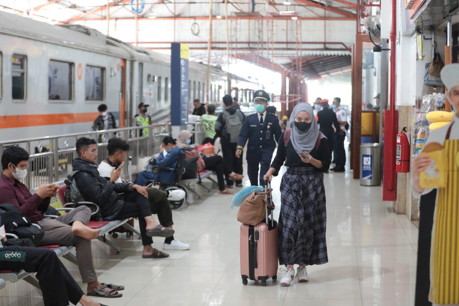 Foto 2 dari 3: Jelang Lebaran, Kedatangan Pemudik Di Stasiun Besar Madiun Terus Meningkat