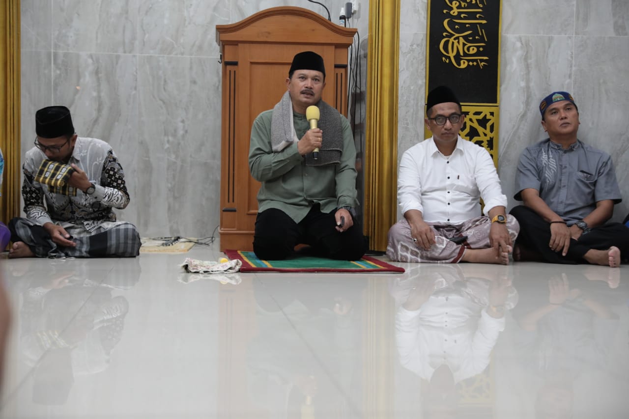 Salat Isya di Masjid Al-A’raaf Janursari Kelurahan Manisrejo, Wali Kota Salurkan Bantuan Sekaligus Sampaikan Progres Pembangunan