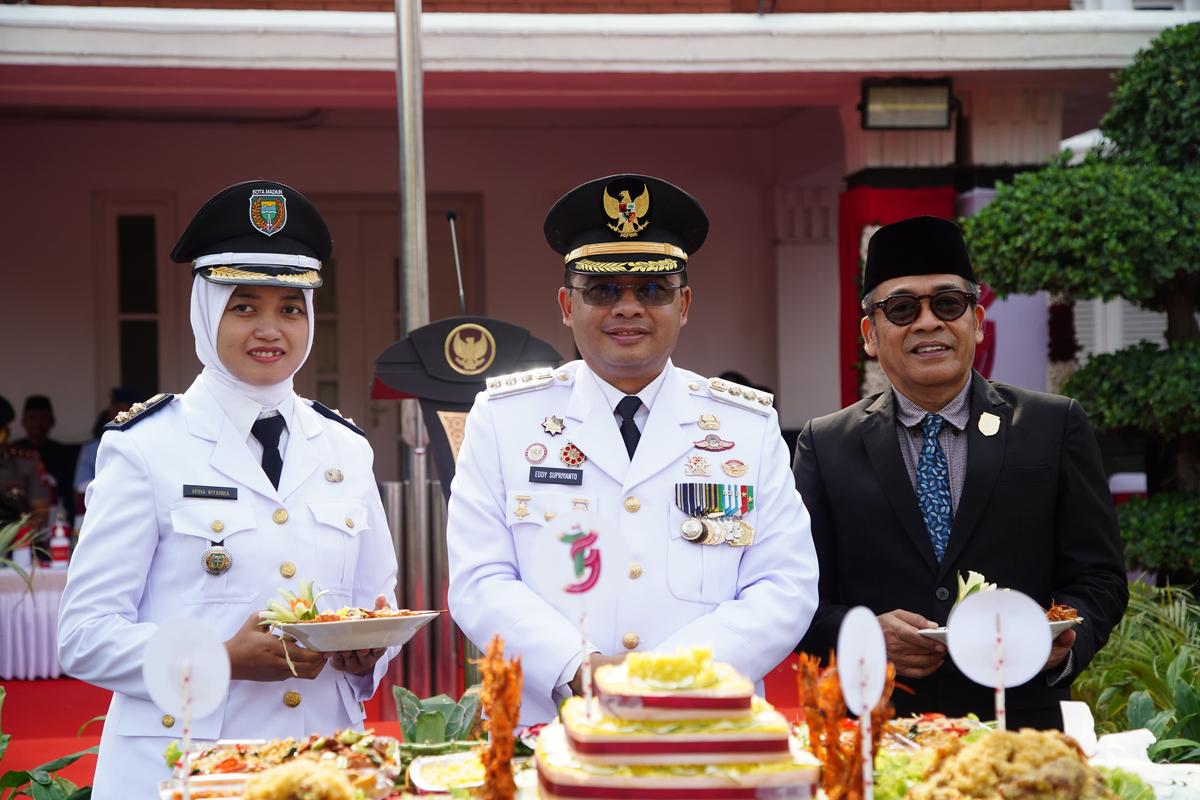 Foto 7 dari 16: Gelar Upacara Hari Jadi ke-79 Pemprov Jatim, Pj Wali Kota Ajak Masyarakat Berperan Aktif dan Ikut Sukseskan Pemilu