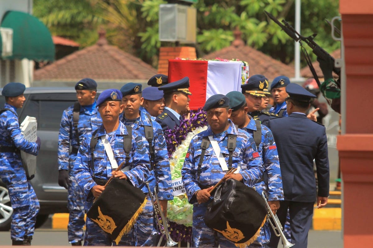 Foto 8 dari 8: Pilot Korban Pesawat Jatuh di Pasuruan Dimakamkan di TMP Kota Madiun