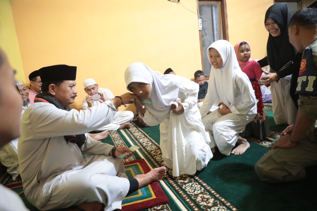 Foto 6 dari 12: Gelar Salat Isya di Masjid Al Hikmah Wali Kota Salurkan Bantuan Pada Musala dan Warga