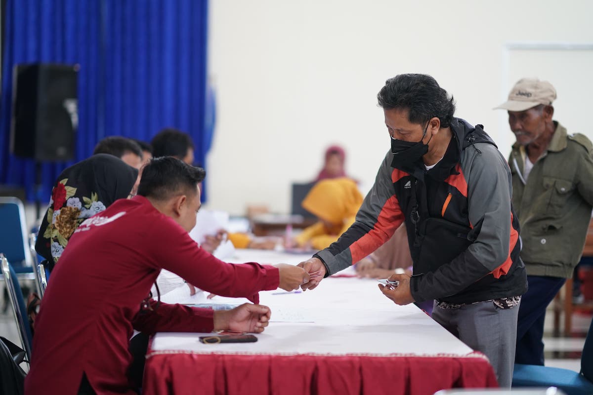 Foto 6 dari 9: 2.800 Warga di Kota Madiun Terima BLTD Tahap 3