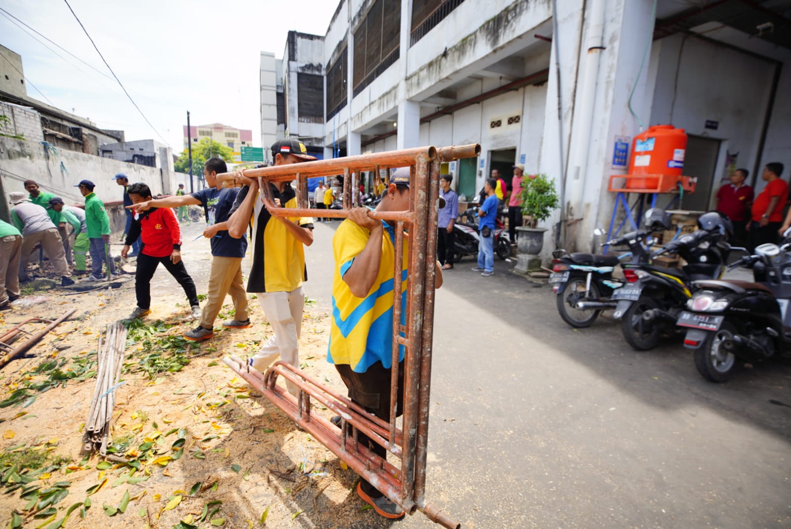 Foto 5 dari 7: Tingkatkan Kenyamanan Pengunjung, Wali Kota Gelar Kerja Bakti Di Pasar Besar