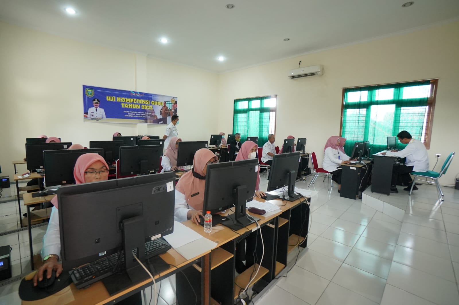 Foto 10 dari 10: Uji Kompetensi Diri, Ratusan Guru SD Di Kota Madiun Jalani UKG