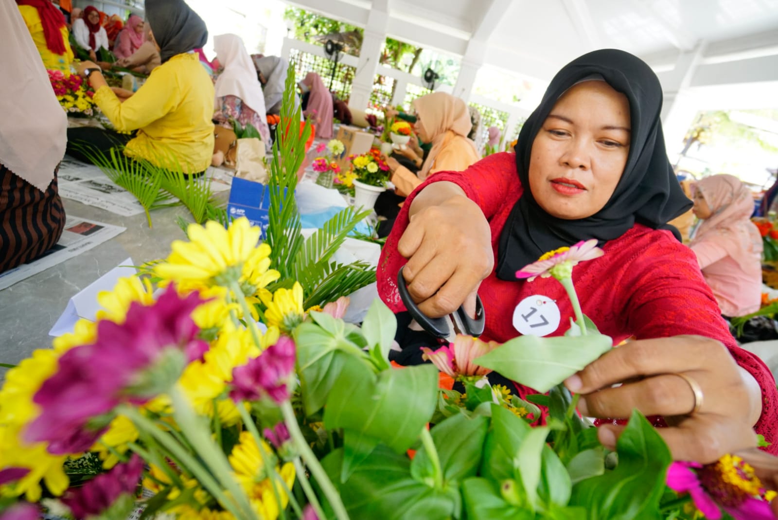 Adu Keterampilan, Anggota DWP Kota Madiun Ikuti Lomba Merangkai Bunga Kebun