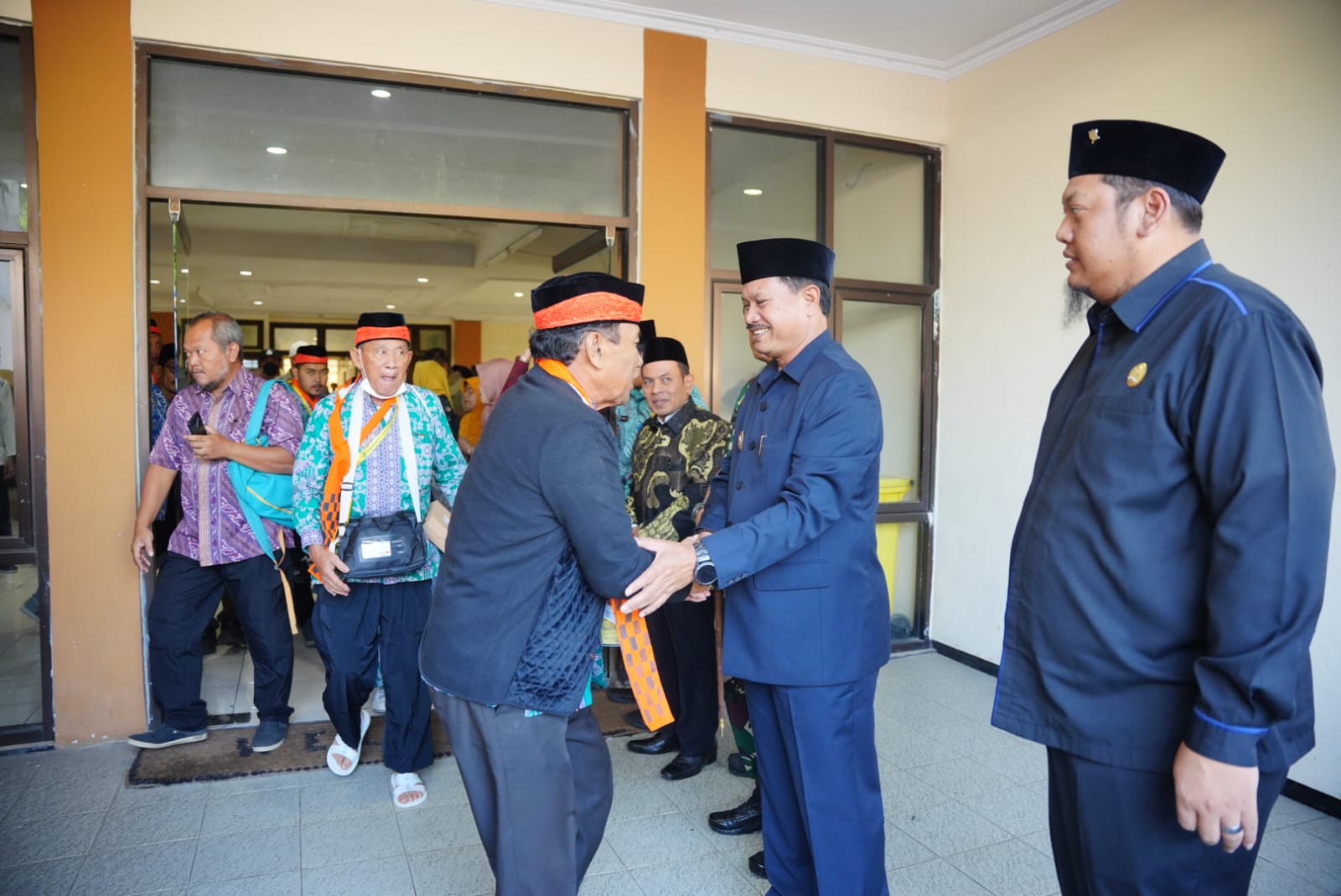 Foto 8 dari 9: Lepas CJH Ke Tanah Suci, Wali Kota Pesan Optimalkan Ibadah Dan Jaga Kesehatan