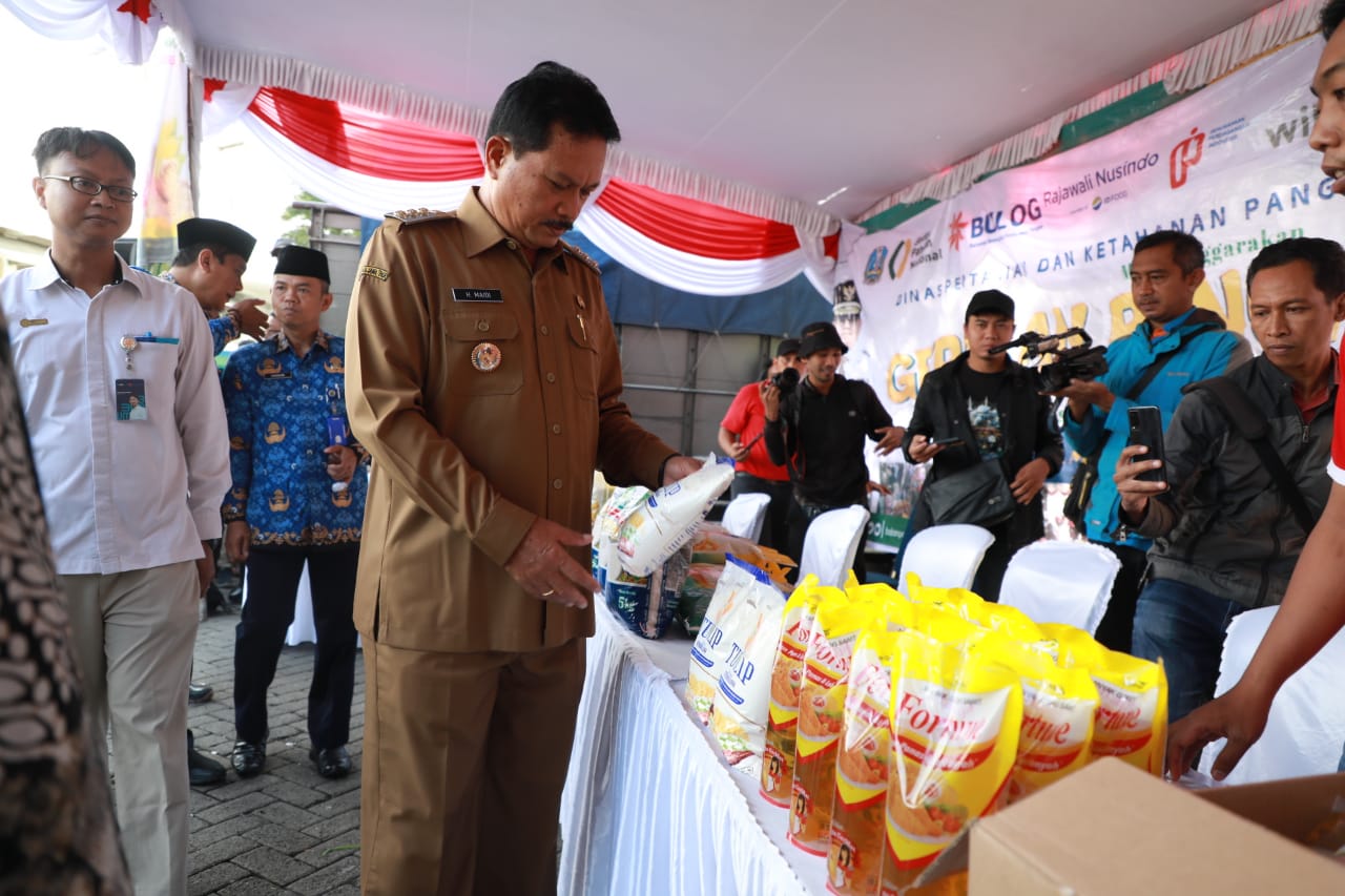 Foto 9 dari 11: Buka GPM Di Stadion, Wali Kota Pastikan Masyarakat Mudah Dapatkan Sembako Murah