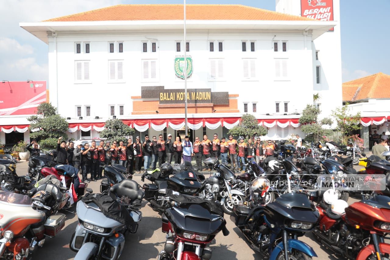 Foto 6 dari 12: Touring Jakarta-Atambua, Komunitas HDCI Mampir Kota Madiun dan Bagi Santunan untuk Veteran