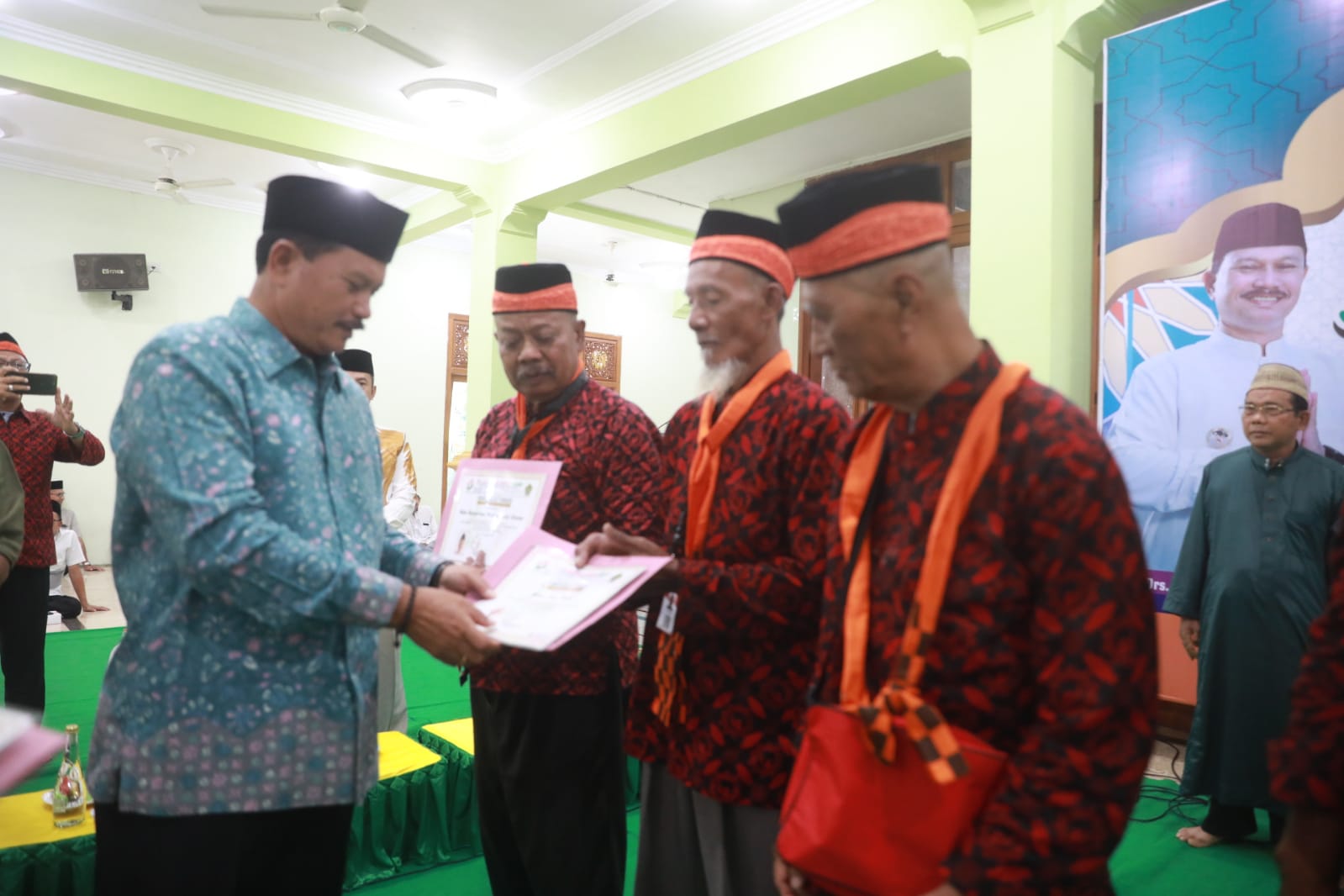 Foto 11 dari 13: Sambut Jamaah Umroh di Masjid Baitul Hakim, Wali Kota Dr.Maidi Pesan Selalu Tanam Kebaikan