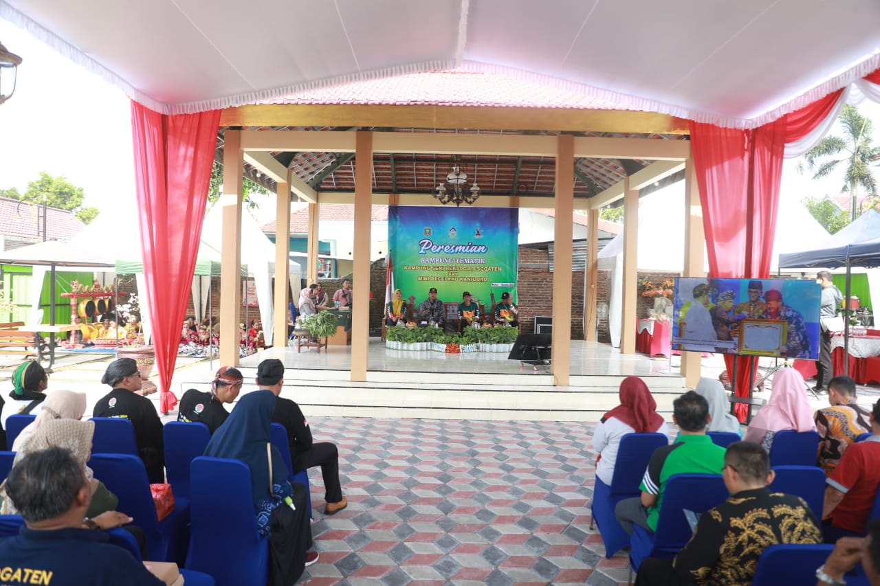 Foto 8 dari 11: Fasilitasi Kegiatan Warga, Wali Kota Resmikan Dua Kampung Tematik Baru