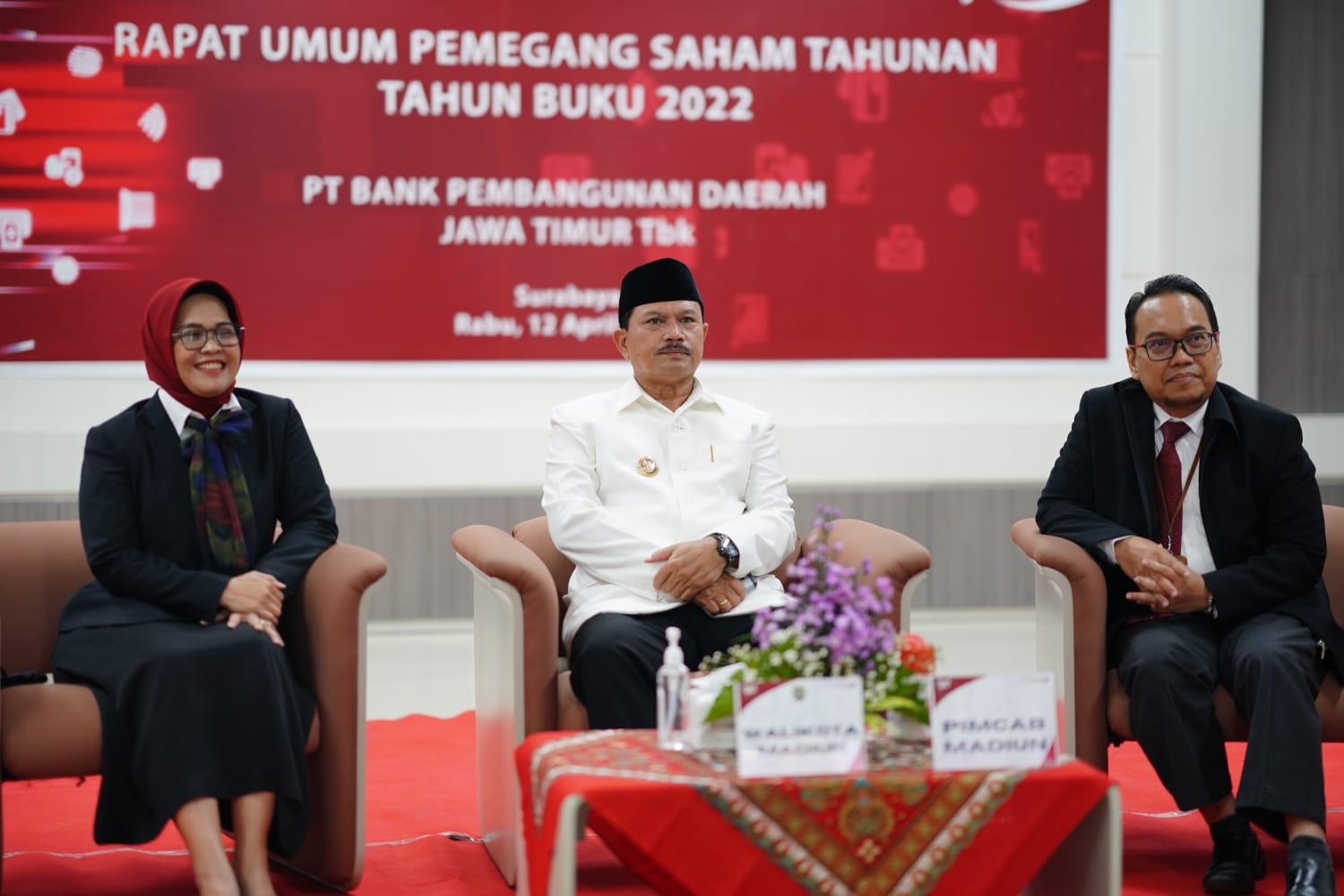 Foto utama berita: Hadiri RUPS Bank Jatim, Wali Kota Dukung Arahan Gubernur Khofifah Untuk Dorong Peningkatan Performa Lewat Transformasi Lima Pilar