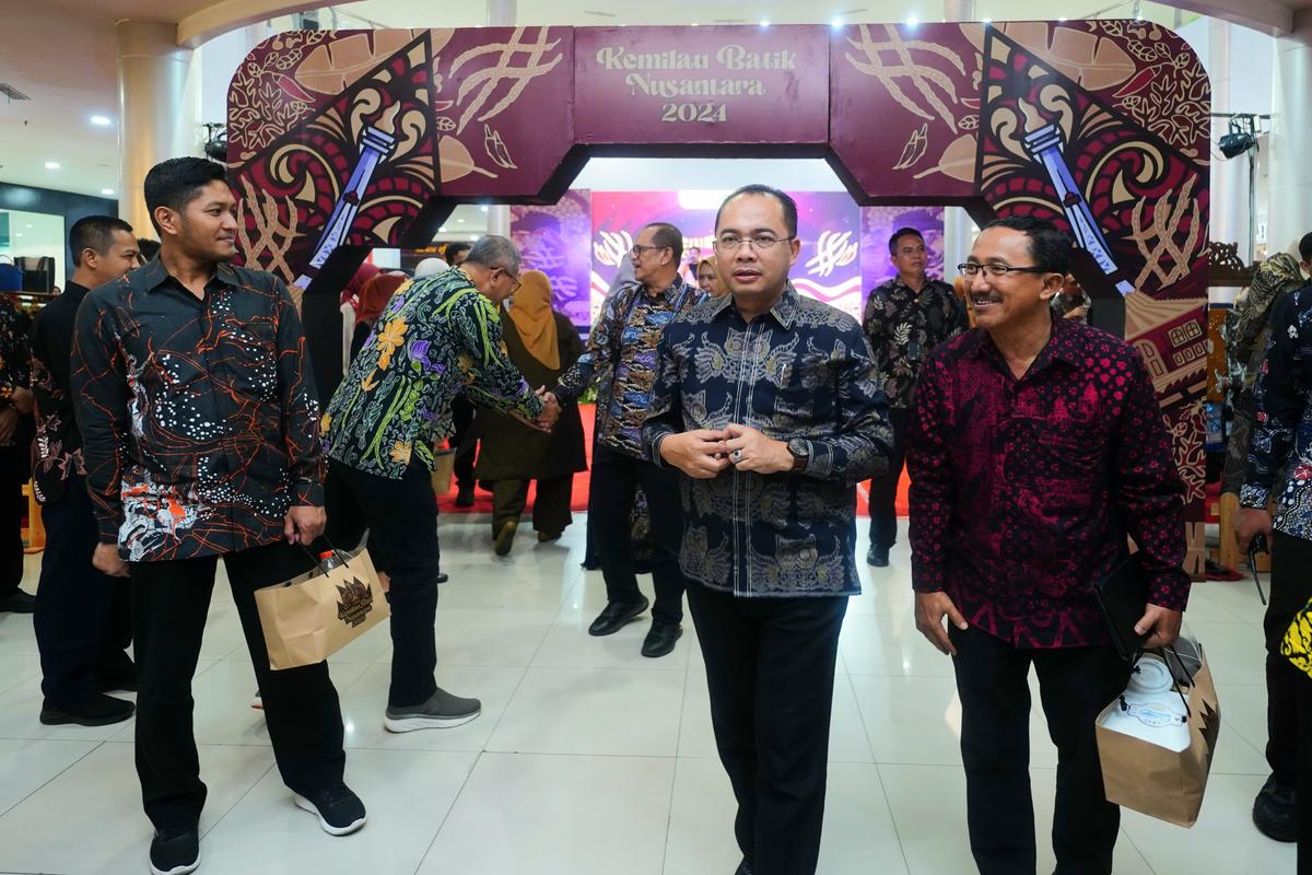 Foto 9 dari 13: Buka Kemilau Batik Nusantara, Pj Wali Kota Ingin Batik Semakin Dikenal dan Dicintai