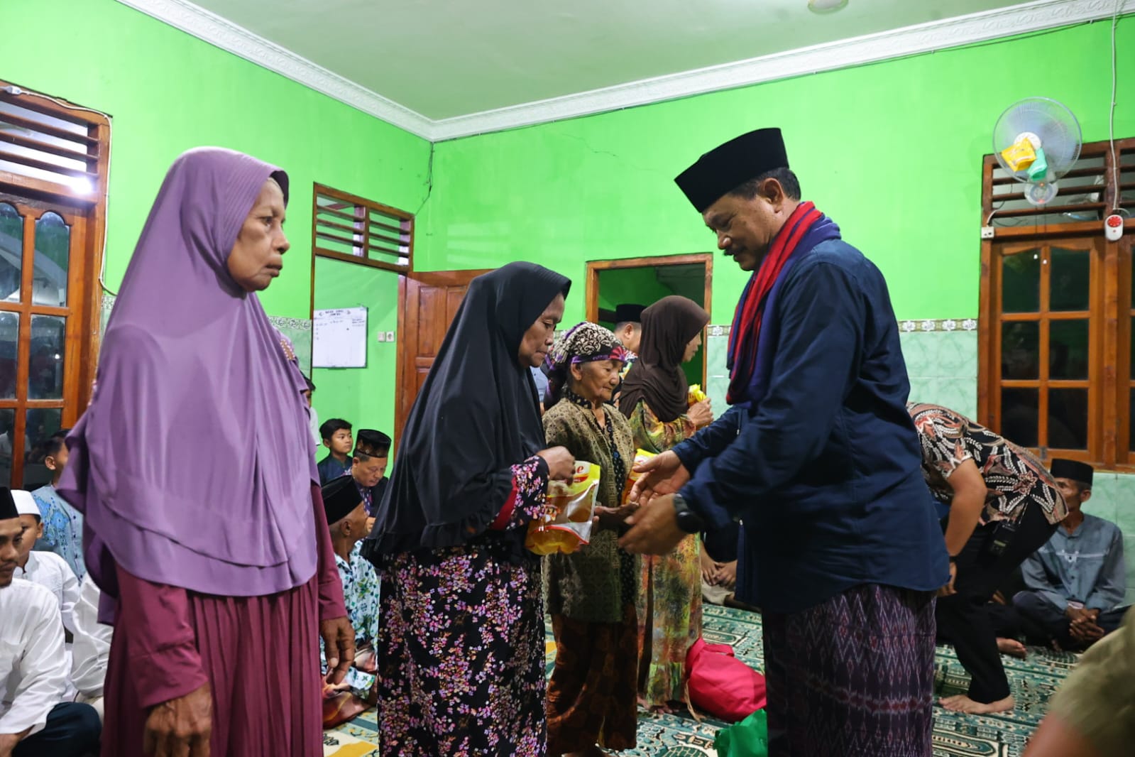 Foto 7 dari 9: Gelar Kegiatan Bersama Warga, Wali Kota Maghrib Berjamaah Di Masjid At Taqwa
