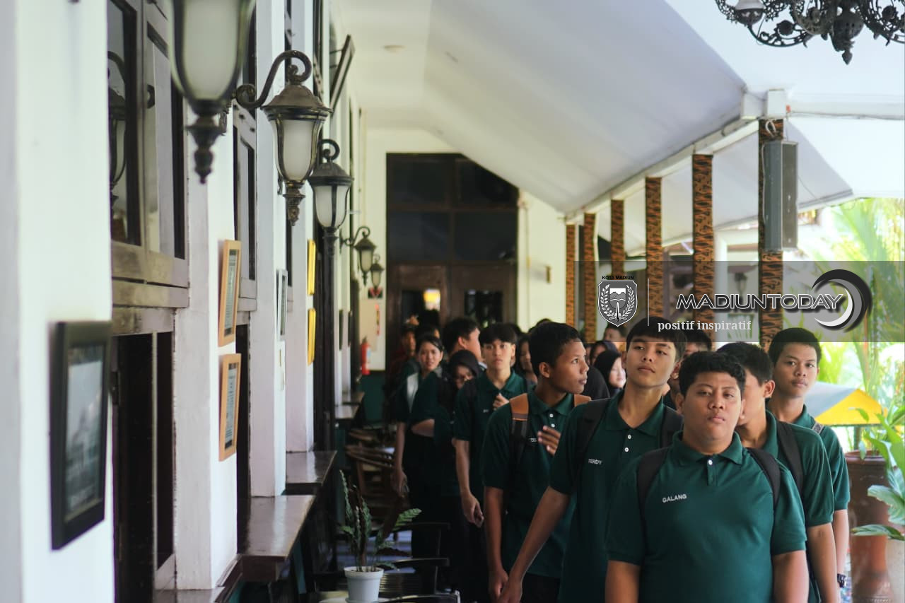 Foto utama berita: Wisata Heritage Jadi Ruang Belajar, Sejarah Kota Madiun Dikenalkan Langsung di Lapangan