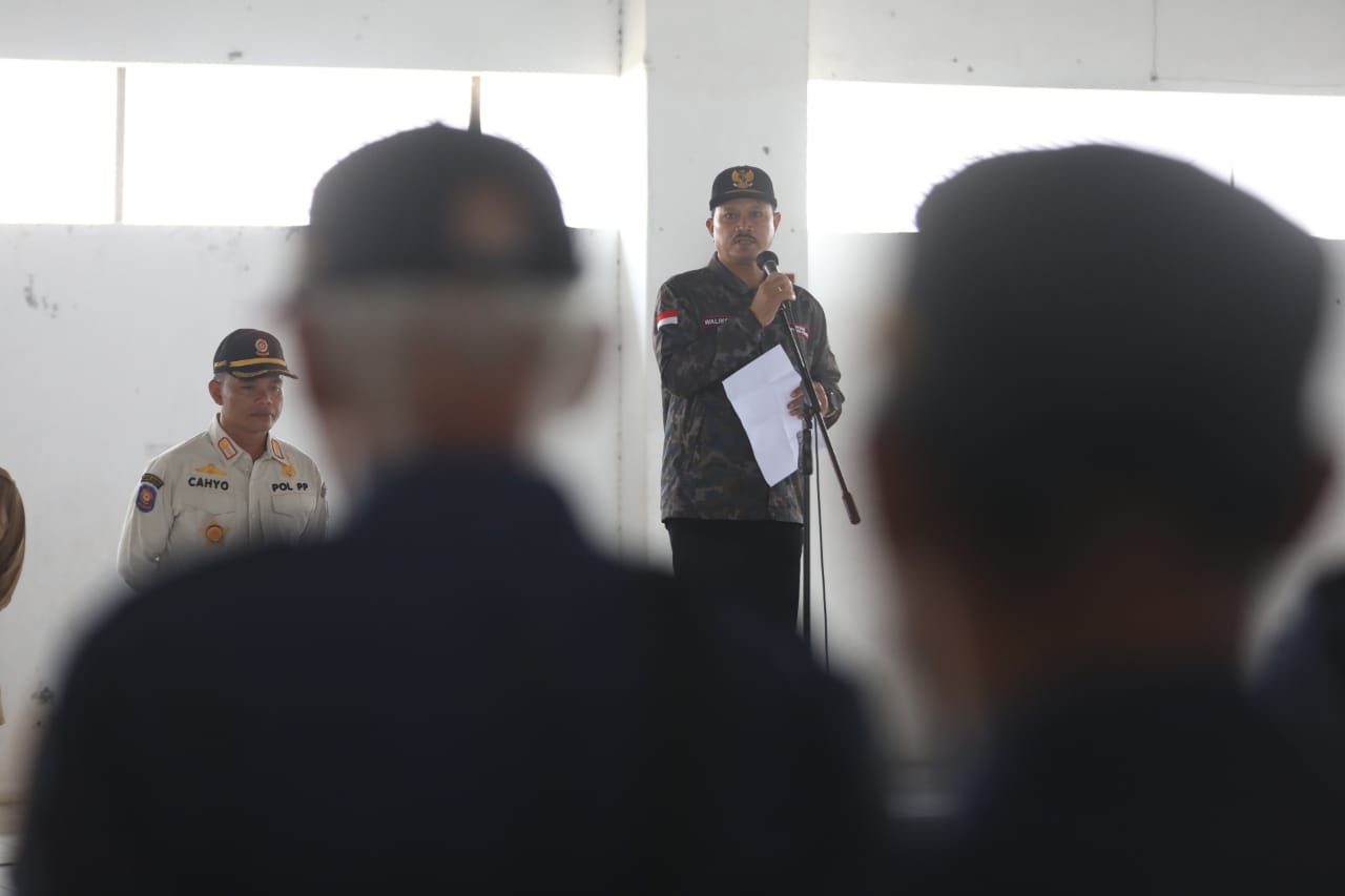 Foto 9 dari 11: Pimpin Apel Tim Gabungan Pasar Besar Madiun, Wali Kota Pesan Jaga Ketertiban
