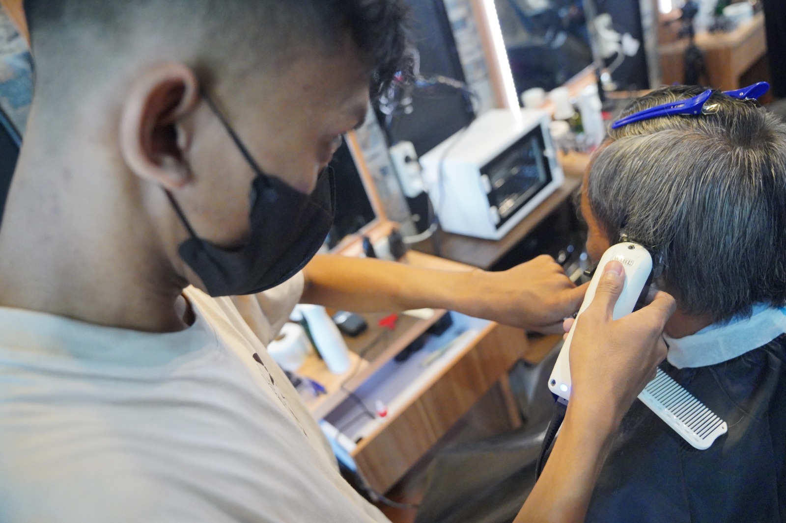 Foto 7 dari 10: Hadiri Pembukaan Barbershop, Wali Kota Pelaku Usaha Ramaikan Ekonomi Kota