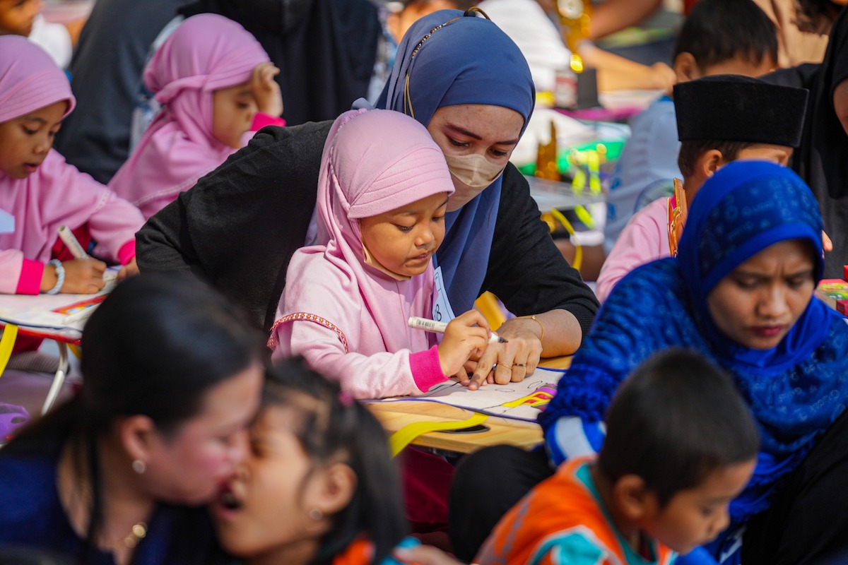 Foto 4 dari 9: Asiknya Selesaikan Lomba Bareng Bunda
