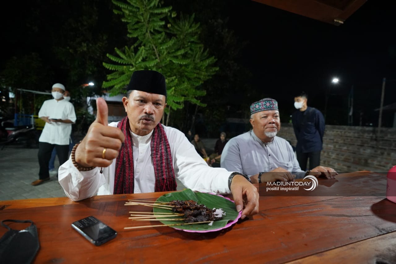 Foto 3 dari 8: 30 Tahun Berjualan, Sate Mbak Rum Makin Ramai Setelah Pindah di Lapak Kelurahan