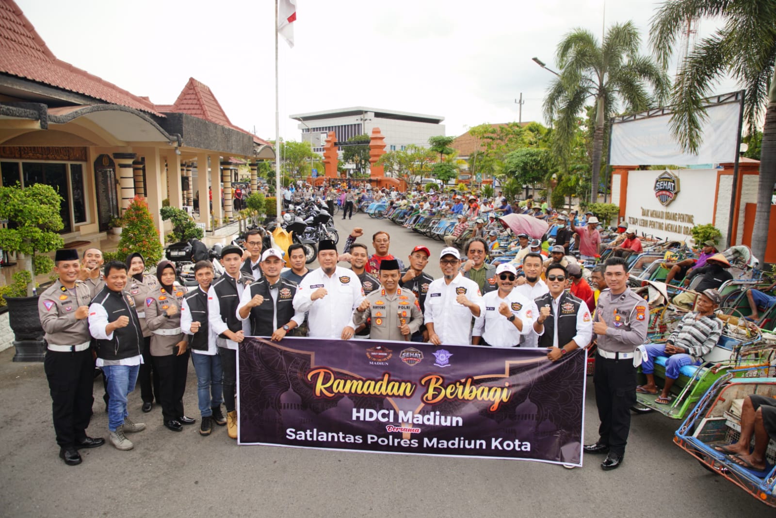 Foto 10 dari 10: Saling Berbagi, Polres Madiun Kota Bersama HDCI Gelar Bakti Sosial