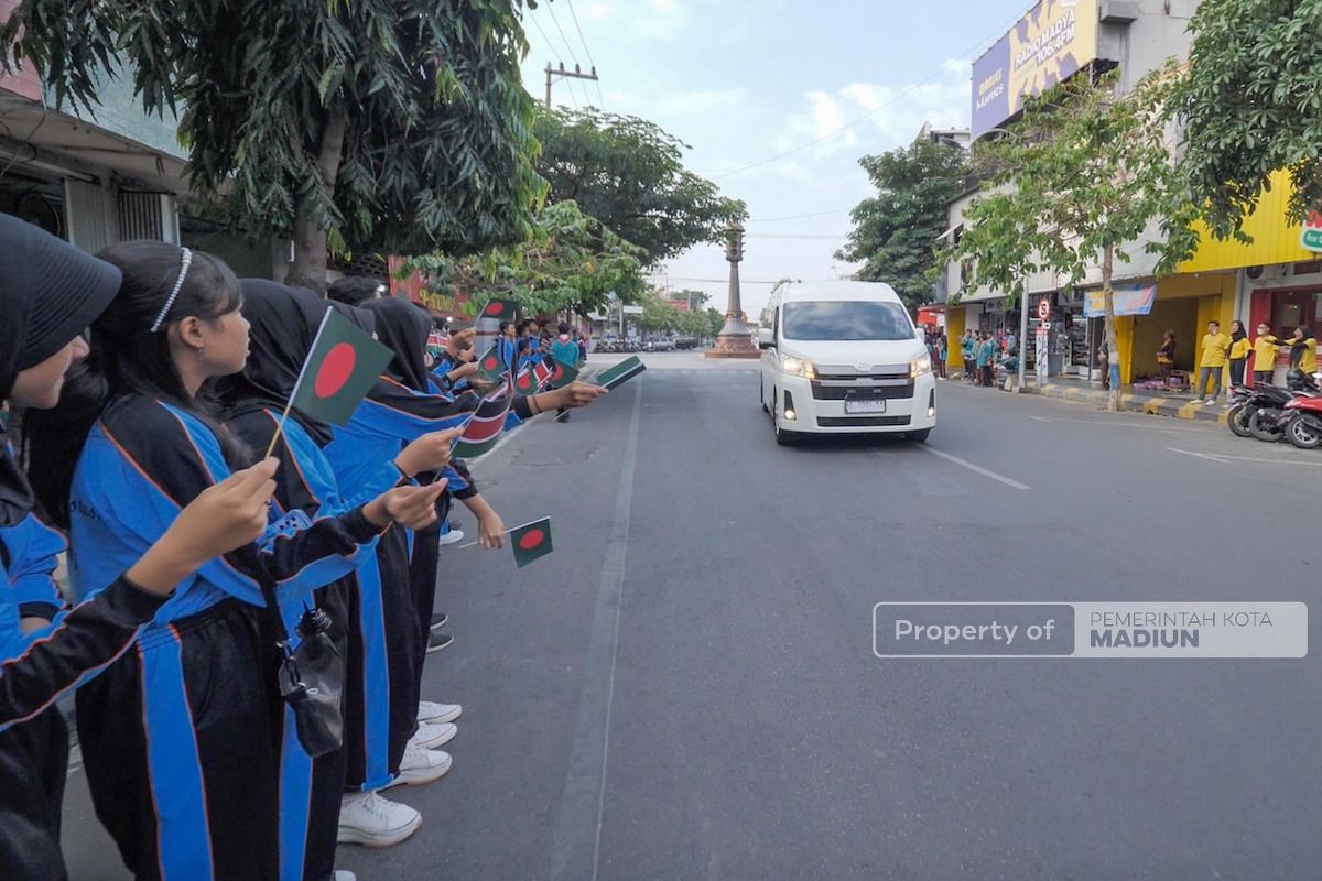 Foto 3 dari 3: Parade Senja dan Ratusan Pelajar Sambut Iring-Iringan Delegasi dari Kenya dan Bangladesh