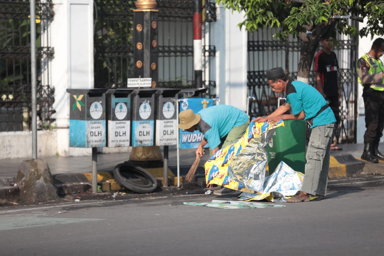 Foto 4 dari 8: Tak Kenal Libur, Petugas Kebersihan DLH Bersihkan Sampah Pasca Salat Ied