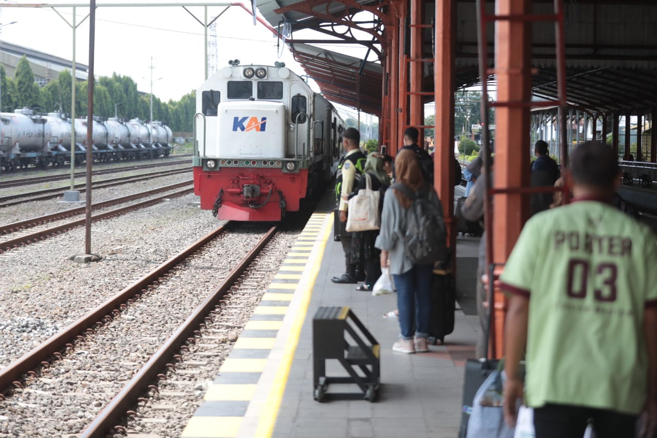 Foto 1 dari 2: Tingkatkan Pelayanan Jelang Nataru, KAI Sediakan Lima KA Tambahan
