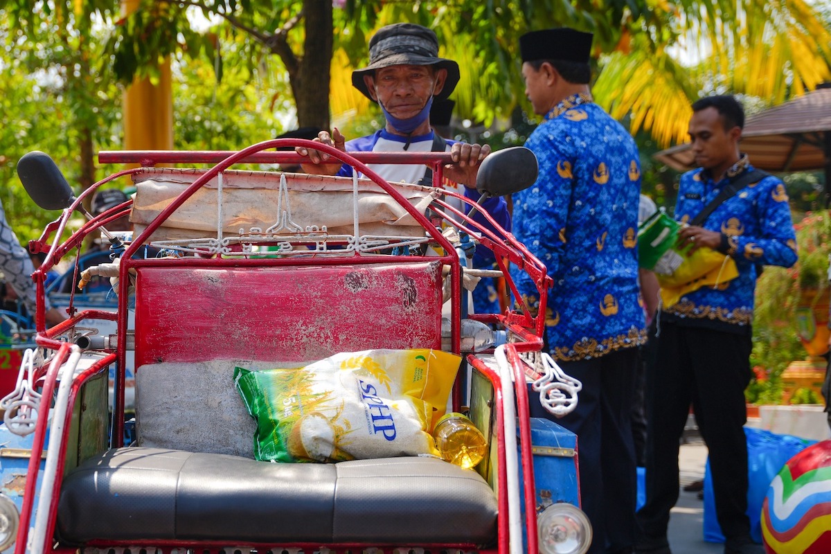 Foto 2 dari 8: Amalkan Sila ke Lima, Wali Kota Bagi-Bagi Sembako ke Tukang Becak Hingga Projasih
