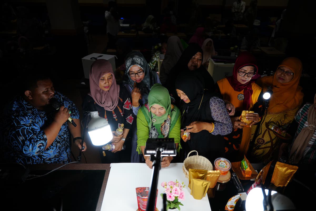 Foto utama berita: Tingkatkan Nilai Jual, Puluhan Pelaku Usaha Ikuti Pelatihan Foto Produk Di Balai Kota