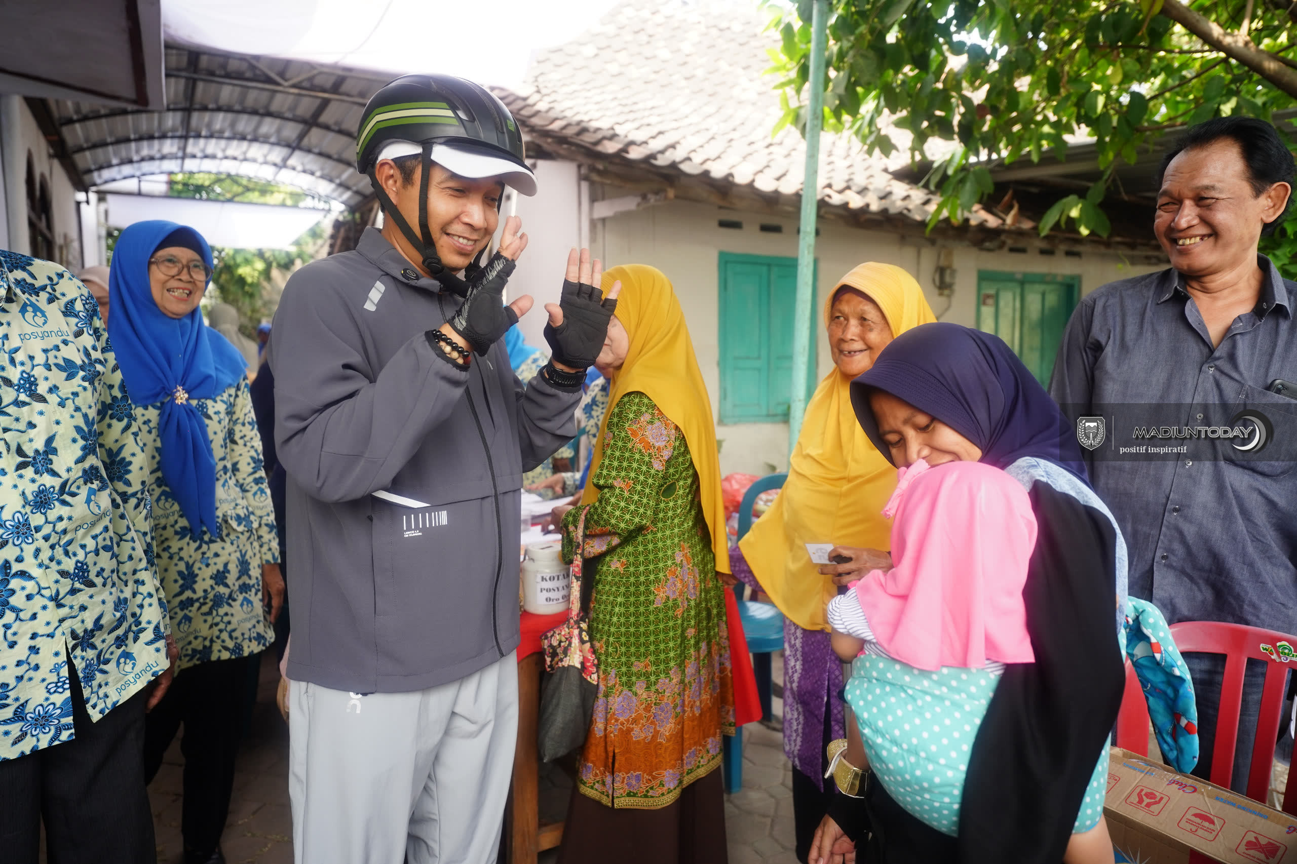 Foto 17 dari 20: Tak Hanya Dialog Malam Hari, Giat WBR Kini Dimulai Keliling Beri Solusi Langsung di Lokasi