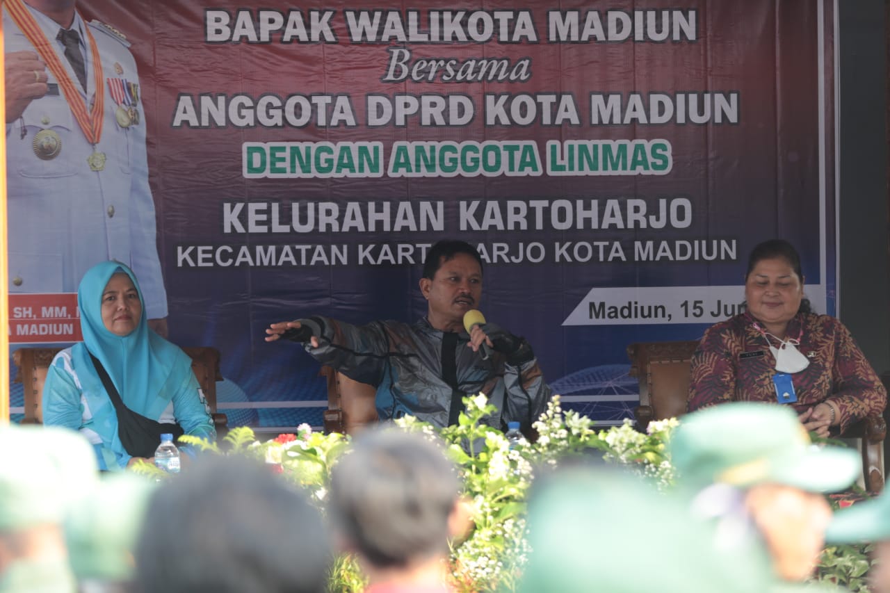 Foto 2 dari 2: Gowes Di Kecamatan Kartoharjo, Wali Kota Sampaikan Rencana Pembangunan Ikon Baru Kota