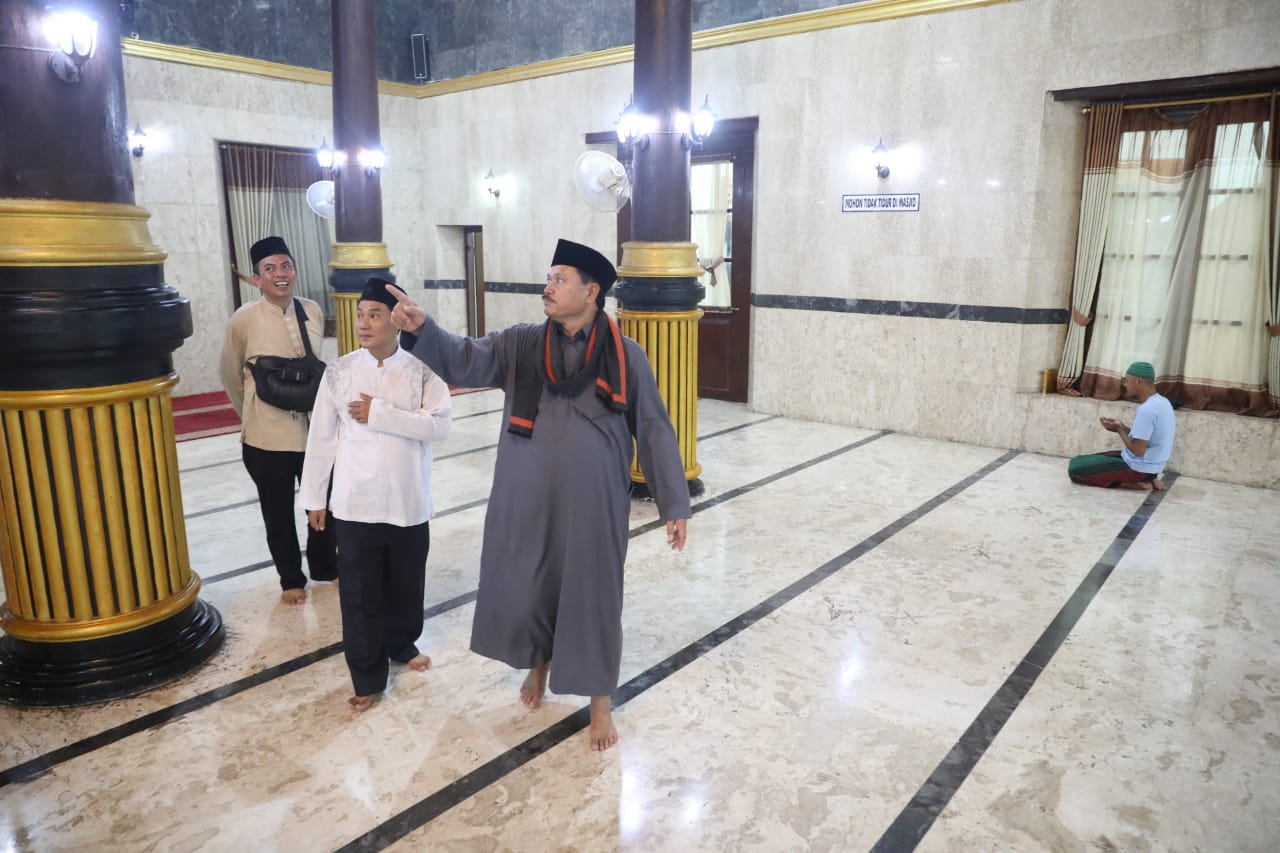 Foto 5 dari 10: Ikuti Salat Tarawih Perdana, Wali Kota Ajak Umat Muslim Tingkatkan Ibadah