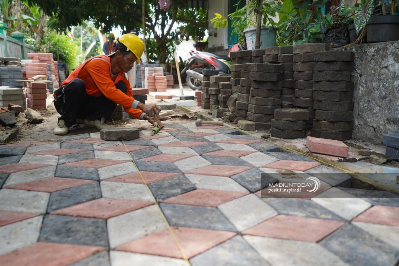 Foto utama berita: Ada Enam Titik Pavingisasi di Kelurahan Pangongangan, Pengerjaan Dua di Antaranya Sudah 30 Persen