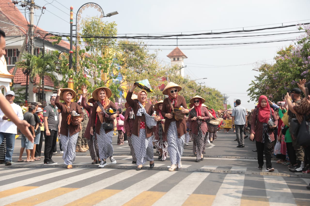 Foto 6 dari 14: Berangkatkan Festival Jamu Gendong Nusantara, Wali Kota: Ini Tinggalan Nenek Moyang, Jangan Ditinggalkan