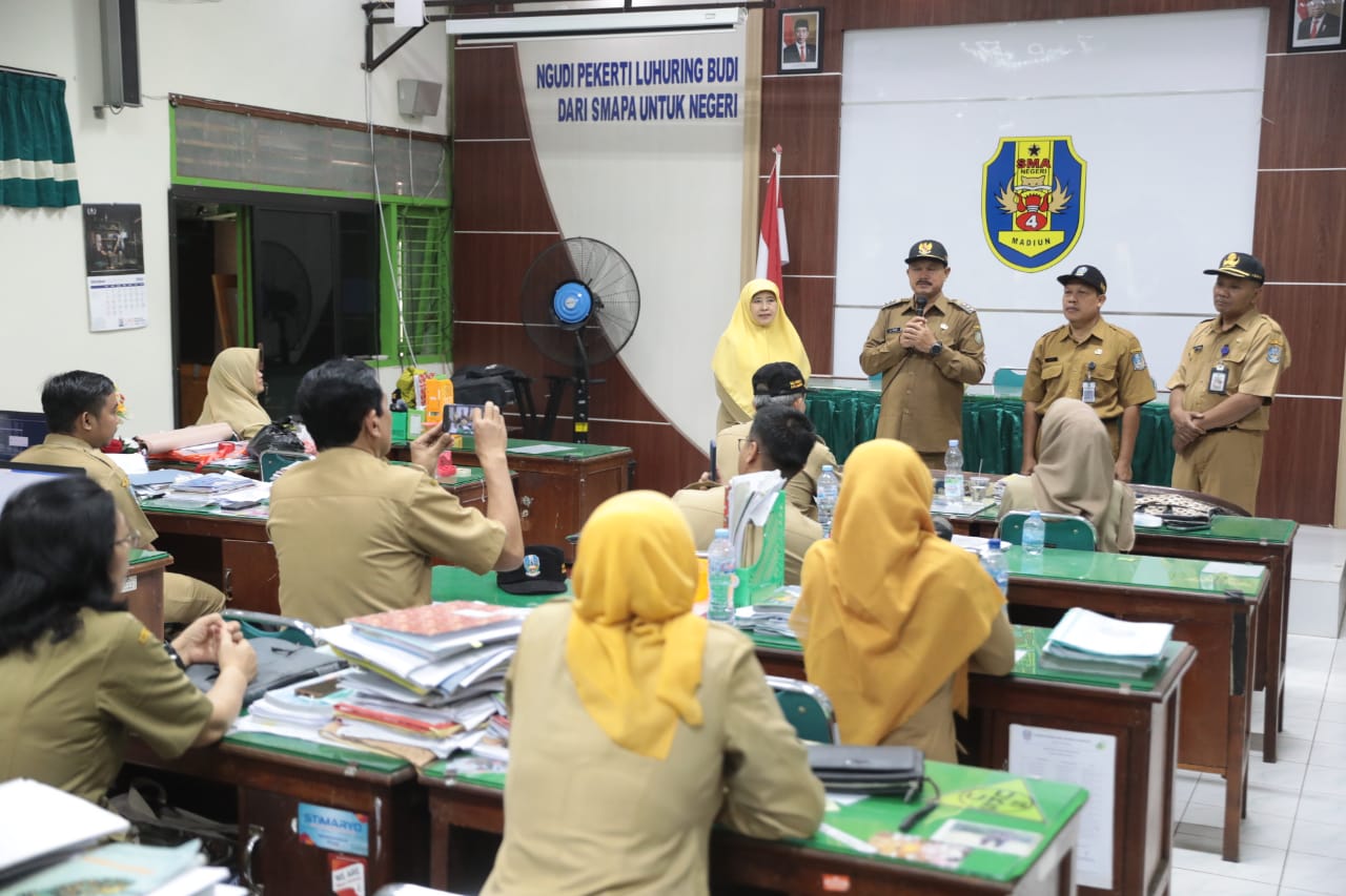 Foto 10 dari 13: Jadi Pembina Apel di SMAN 4 Kota Madiun, Wali Kota Pesan Jaga Diri dan Disiplin dalam Belajar