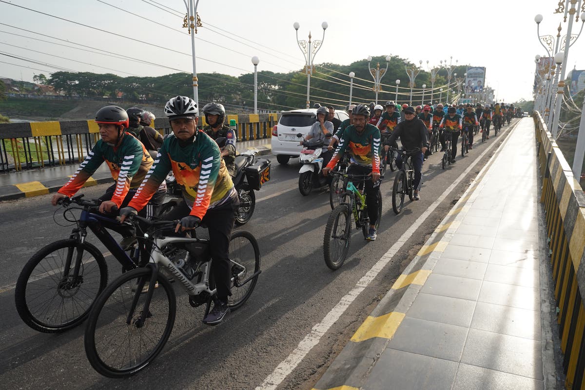 Foto 7 dari 9: Sembari Gowes, Wali Kota Resmikan RTH, Beri Bansos Disabilitas, Hingga Bantuan RTLH