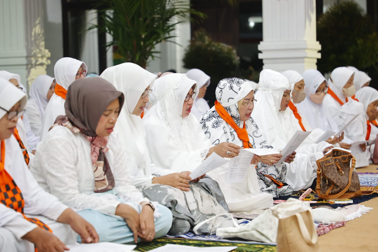 Foto 9 dari 10: Jelang Keberangkatan Haji, Wali Kota Gelar Doa Bersama