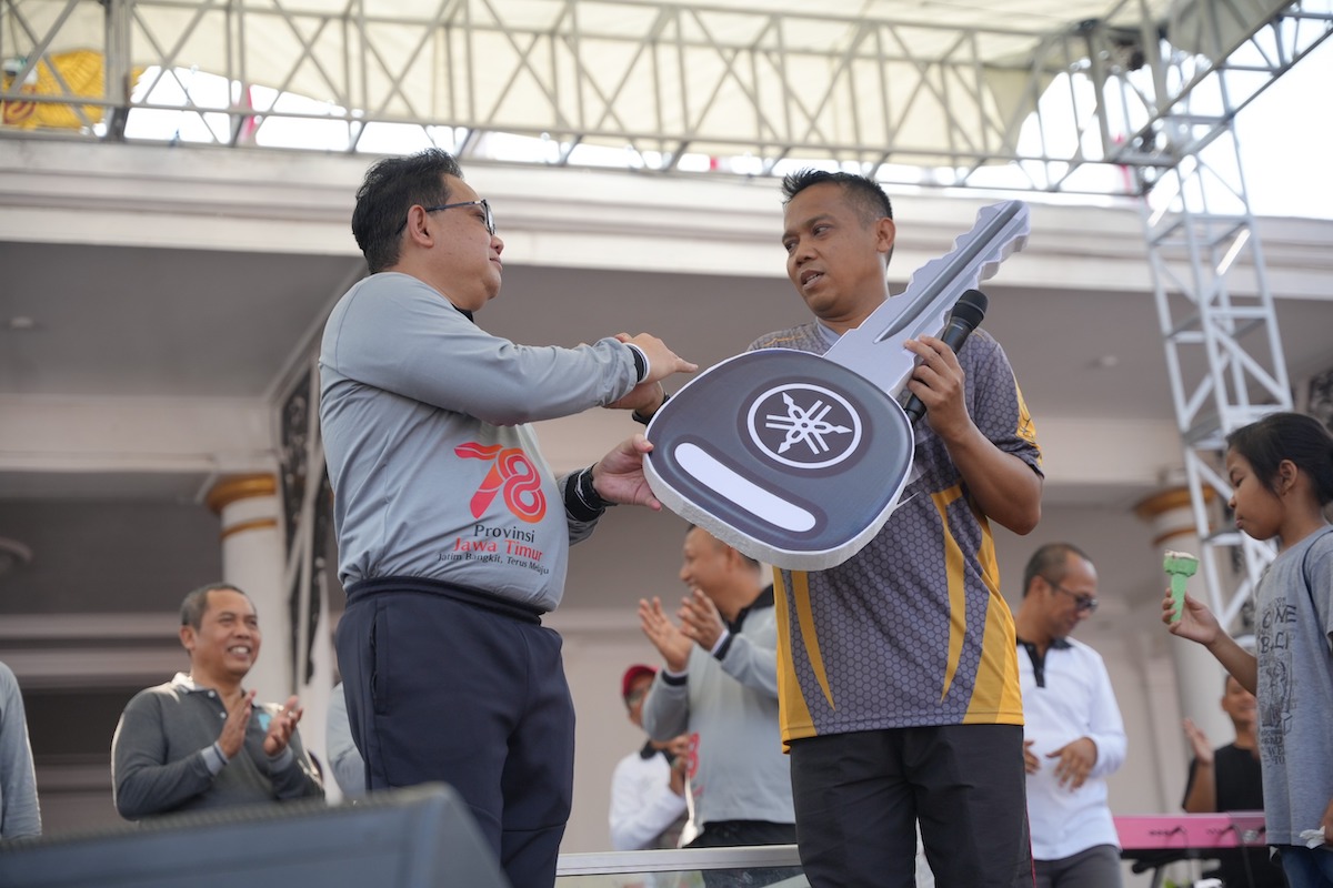 Foto 5 dari 8: Hadiri Jalan Sehat HUT ke-78 Jatim, Walikota Maidi Beri Sejumlah Santunan
