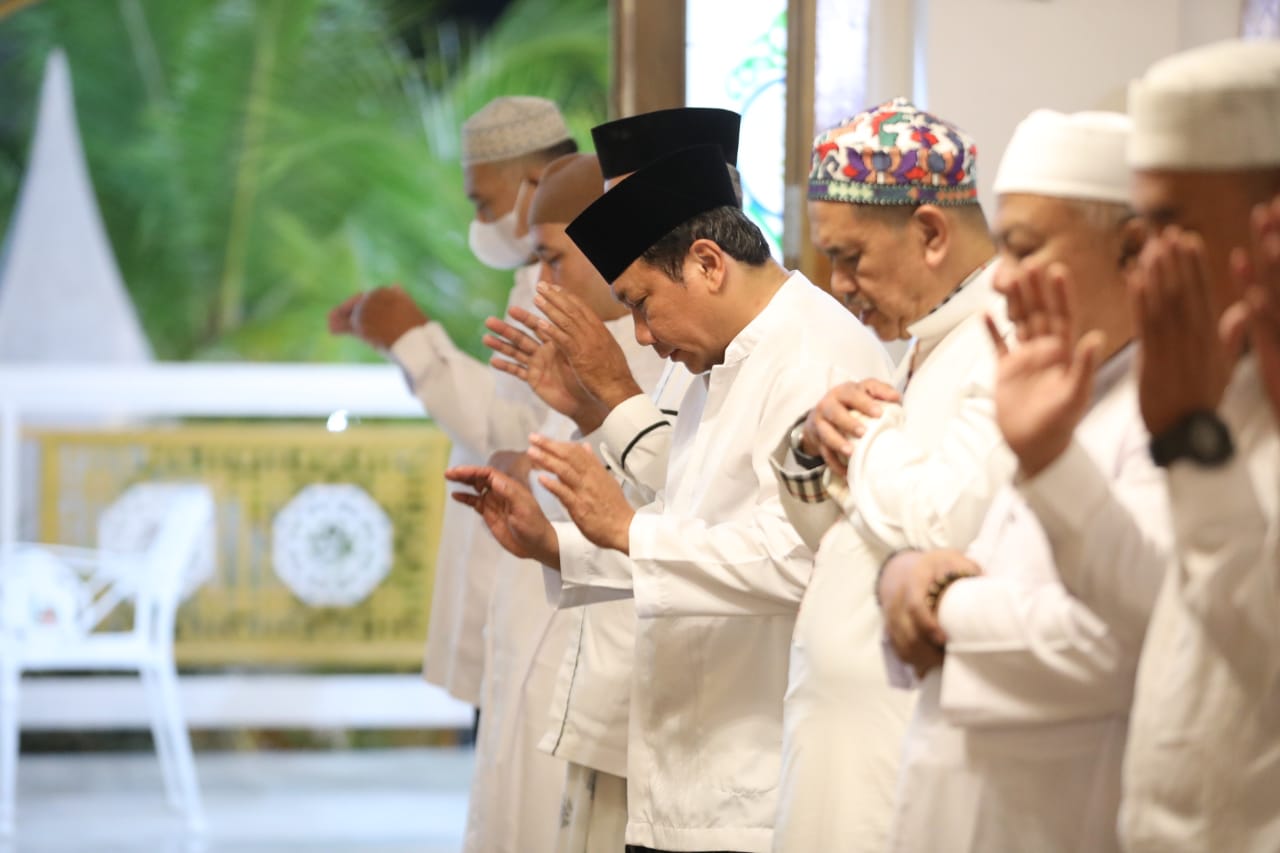 Kunjungan Kerja Di Kota Madiun, Kapolda Shalat Subuh Hingga Cicip Madu Di Masjid Pondok Abi Bahrun Madinatul Jannah