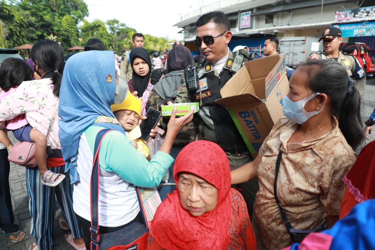 Foto 8 dari 11: Buka GPM Di Stadion, Wali Kota Pastikan Masyarakat Mudah Dapatkan Sembako Murah