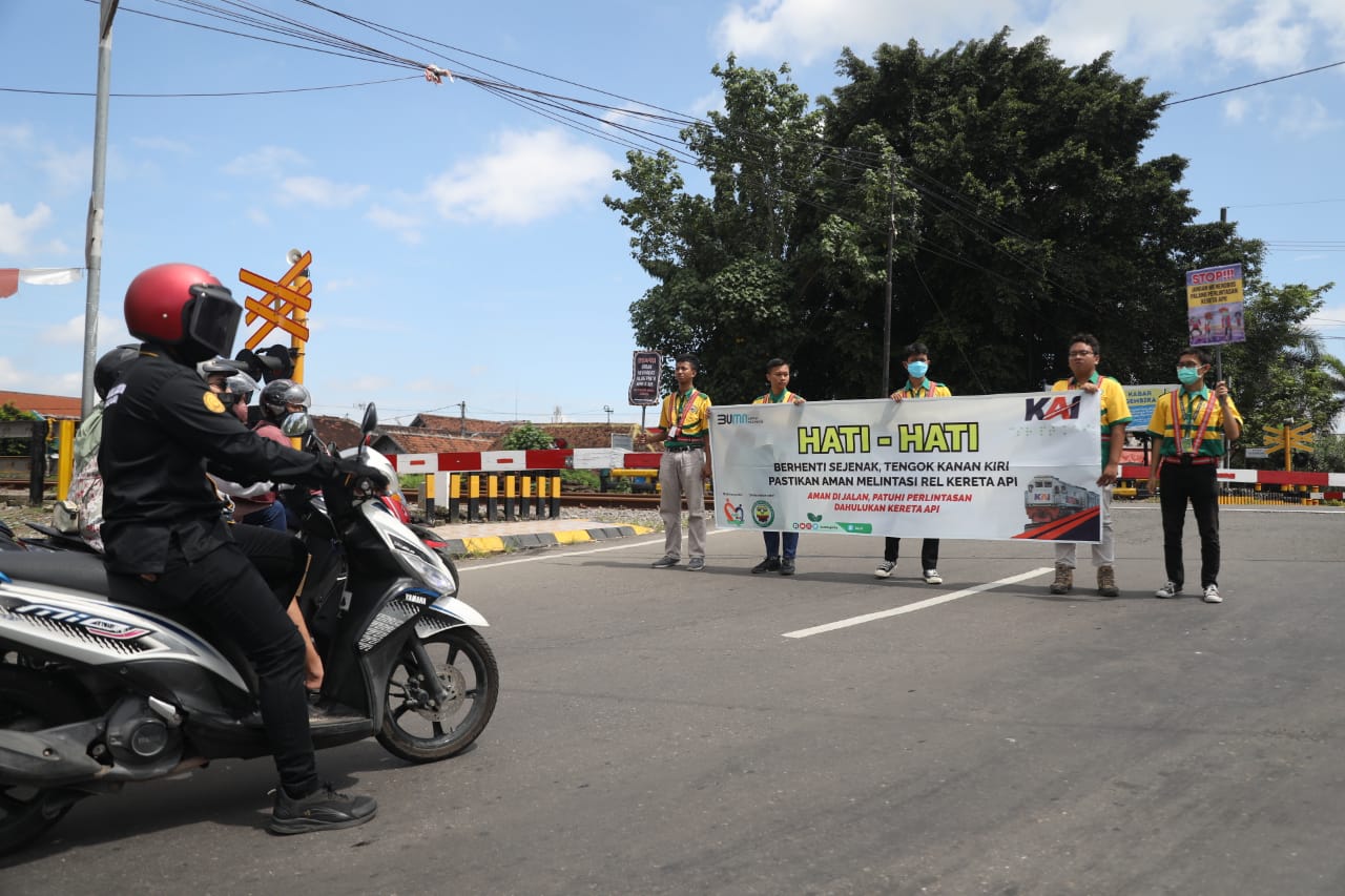 Foto 1 dari 8: Antisipasi Kecelakaan, Daop 7 Gandeng Komunitas Railfans Sosialisasi Keselamatan Di Perlintasan KA