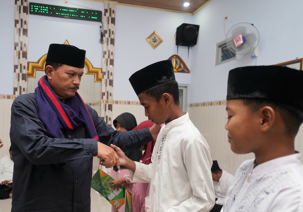 Foto 8 dari 9: Isya Berjamaah Di Musala Al Muttaqin, Wali Kota Ajak Warga Dukung Pembangunan Kota