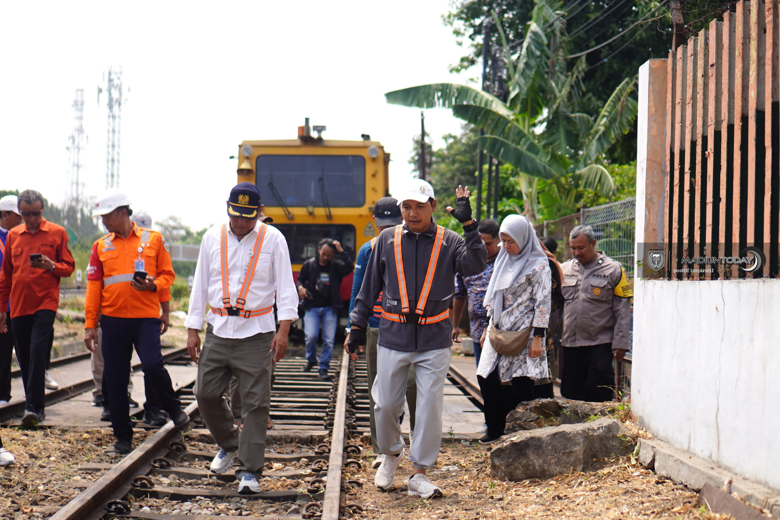 Foto 20 dari 20: Tak Hanya Dialog Malam Hari, Giat WBR Kini Dimulai Keliling Beri Solusi Langsung di Lokasi