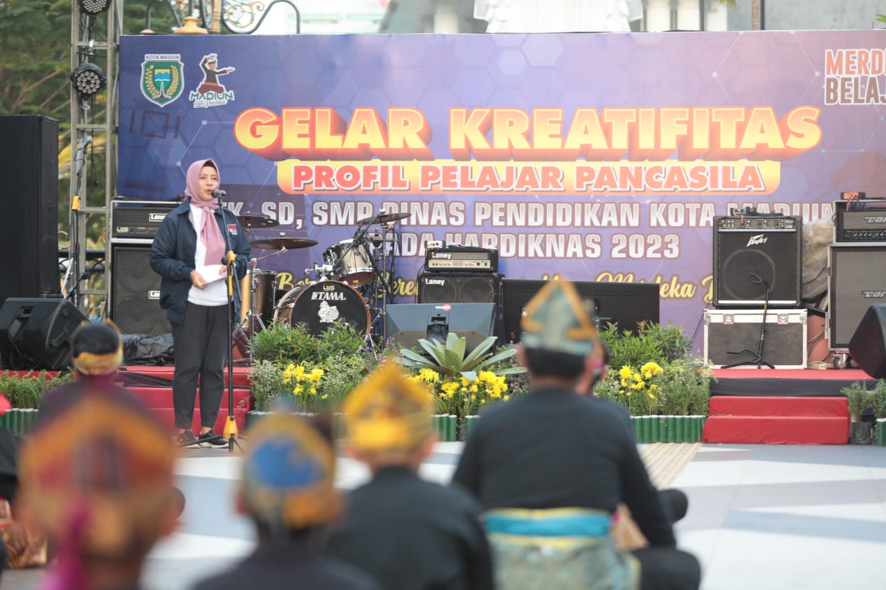 Foto 5 dari 15: Tinjau Stand Pameran dan Saksikan Gelar Kreativitas Siswa, Wali Kota Harap Potensi Siswa Tersalurkan