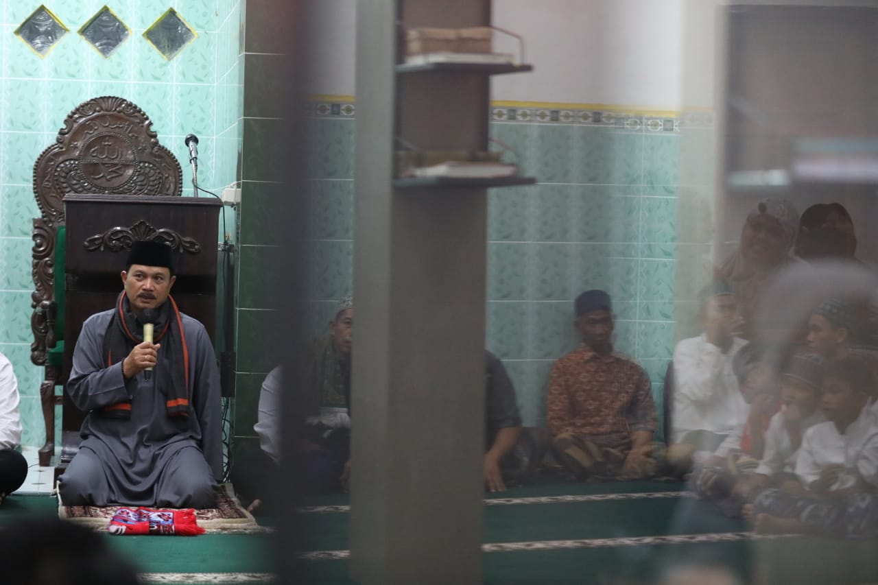 Foto 8 dari 11: Safari Ramadan Salat Tarawih di Masjid Baiturrahman, Wali Kota Juga Resmikan Masjid Tempat Kegiatan