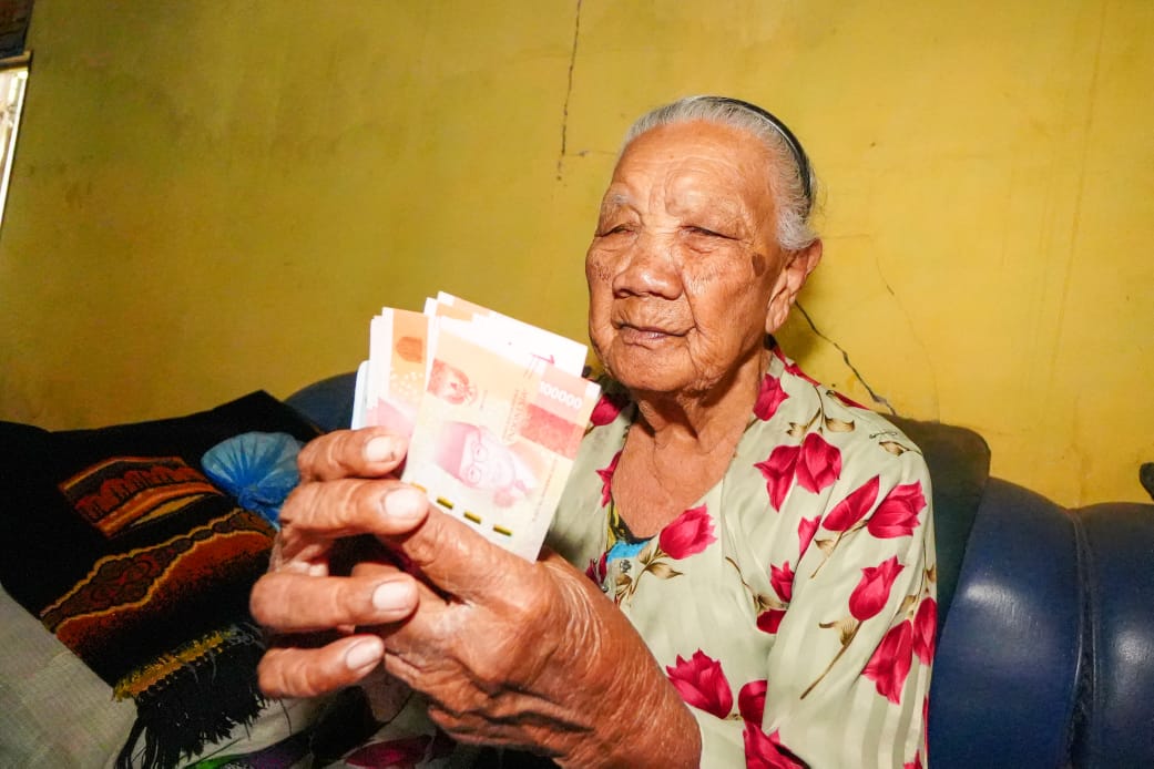 Foto 7 dari 7: Tiga Tahun Ngebrok, Miasih Senang Ibunya Dapat Bantuan Kursi Roda Dari Wali Kota