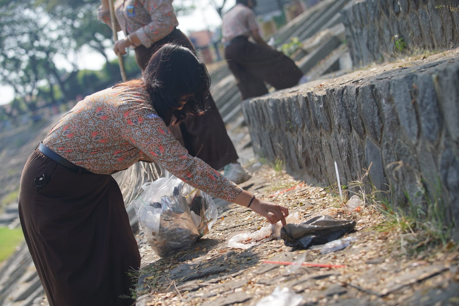 Foto 6 dari 7: Keren! Tiga Remaja di Kota Madiun Ini Isi Waktu Luang dengan Bersihkan Sampah di Taman Lalu Lintas Bantaran